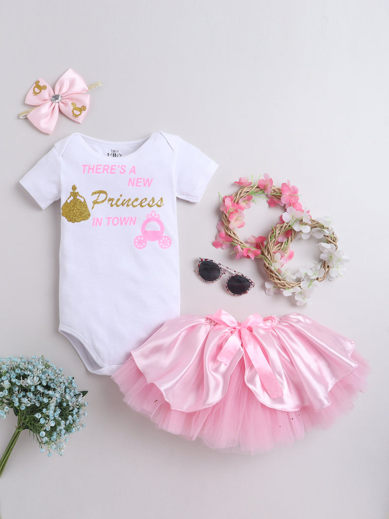 Fit for royalty, this adorable pink and gold baby set announces your little one’s arrival in true princess style!